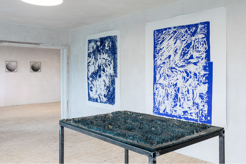 Bronzerelief O.T., 70×45×150 cm, 2022; im Hintergrund zwei Großformat-Holzschnitte v.r.n.l.: Esquel (2022, 90×180 cm), Toluca (2022, 90×180 cm); Entlang der Außenposten (2022), Karl-Schneider-Villa, Hamburg-Othmarschen.